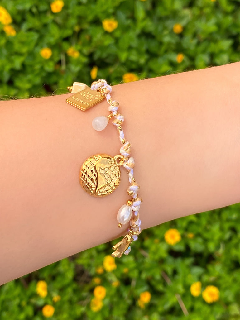 Pulsera Cordon Blanco Con Dije Mundo y Pasaporte