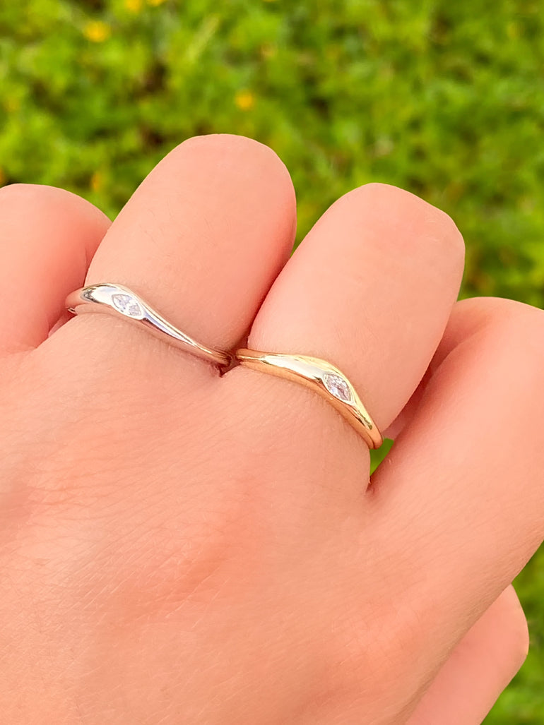 Anillo Ondulado Zirconia Incrustada