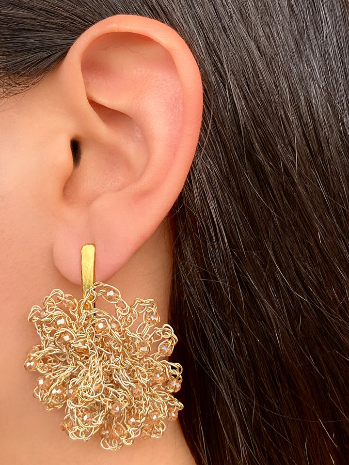 Par Arete Linea Dorada Con Flor Tejida
