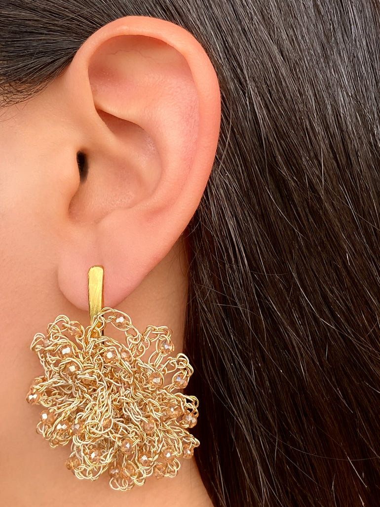 Par Arete Linea Dorada Con Flor Tejida