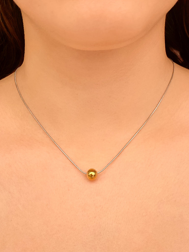 Collar Plateado Con Bolita Dorada