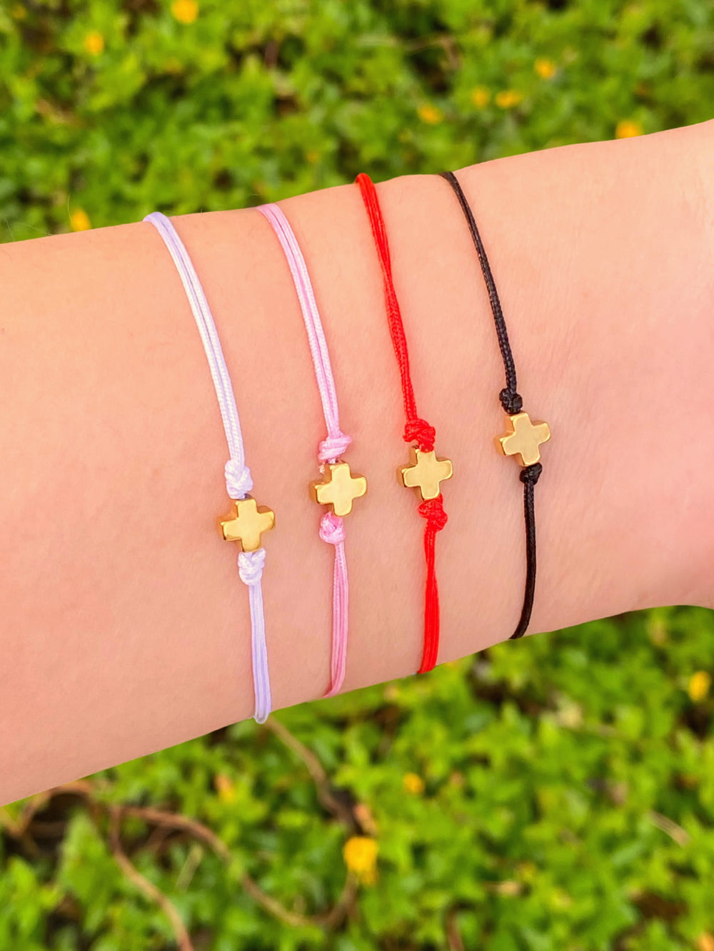 Pulsera Hilo Con Cruz Dorada