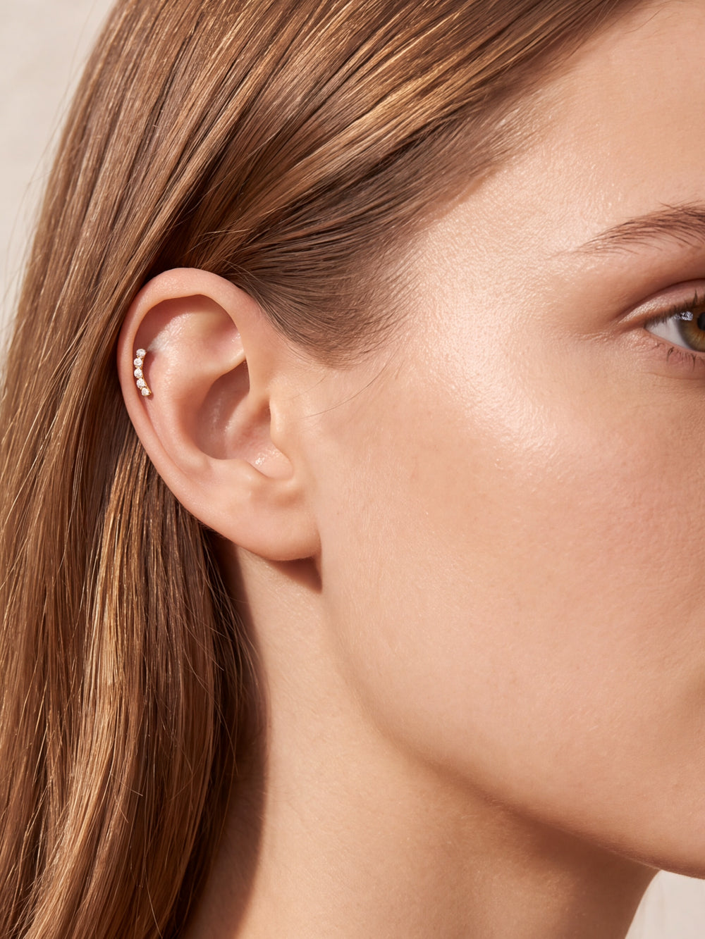 Broquel Linea Curveada Zirconias Oro 10k