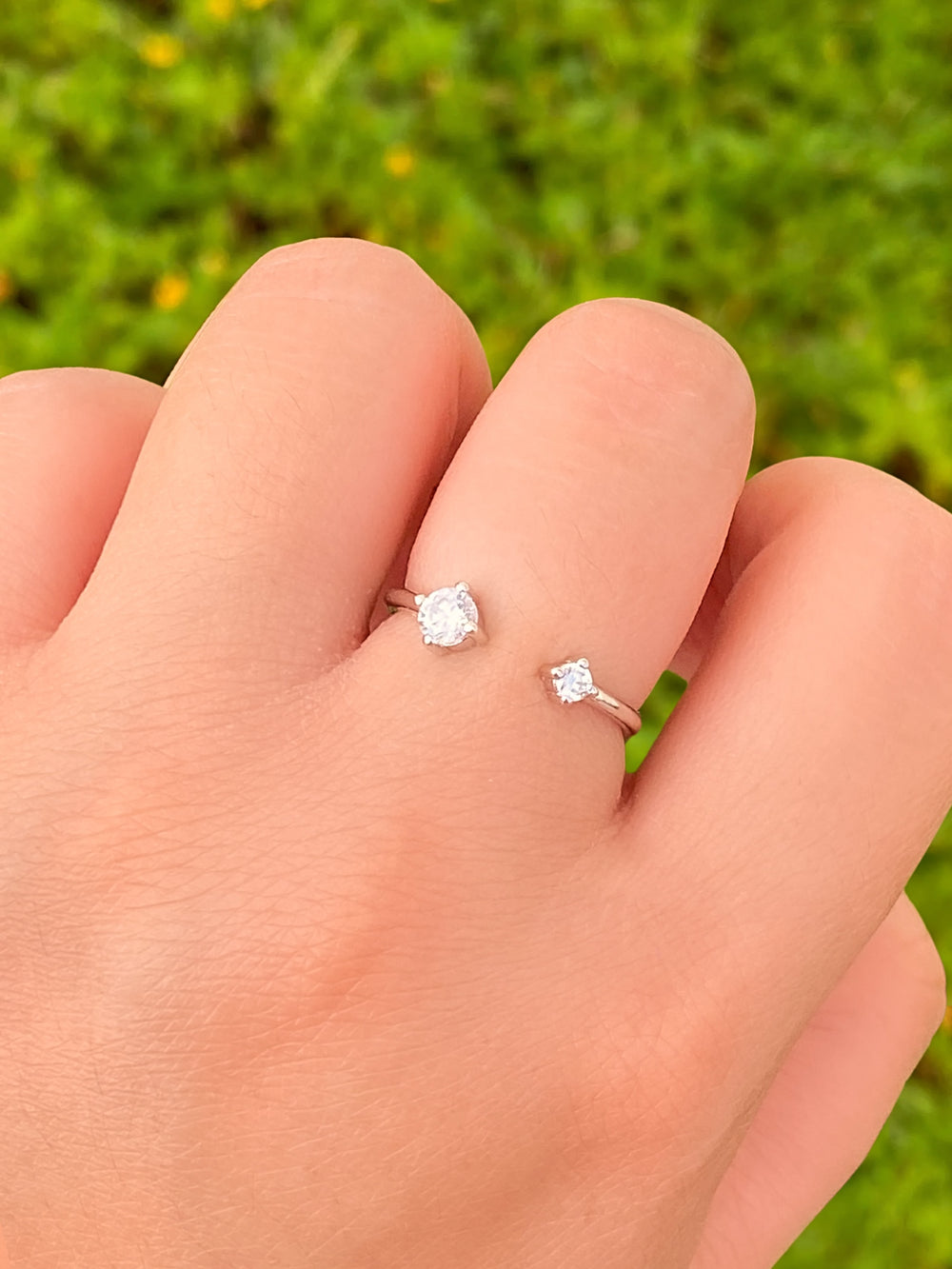 Anillo Plateado Abierto Dos Zirconias