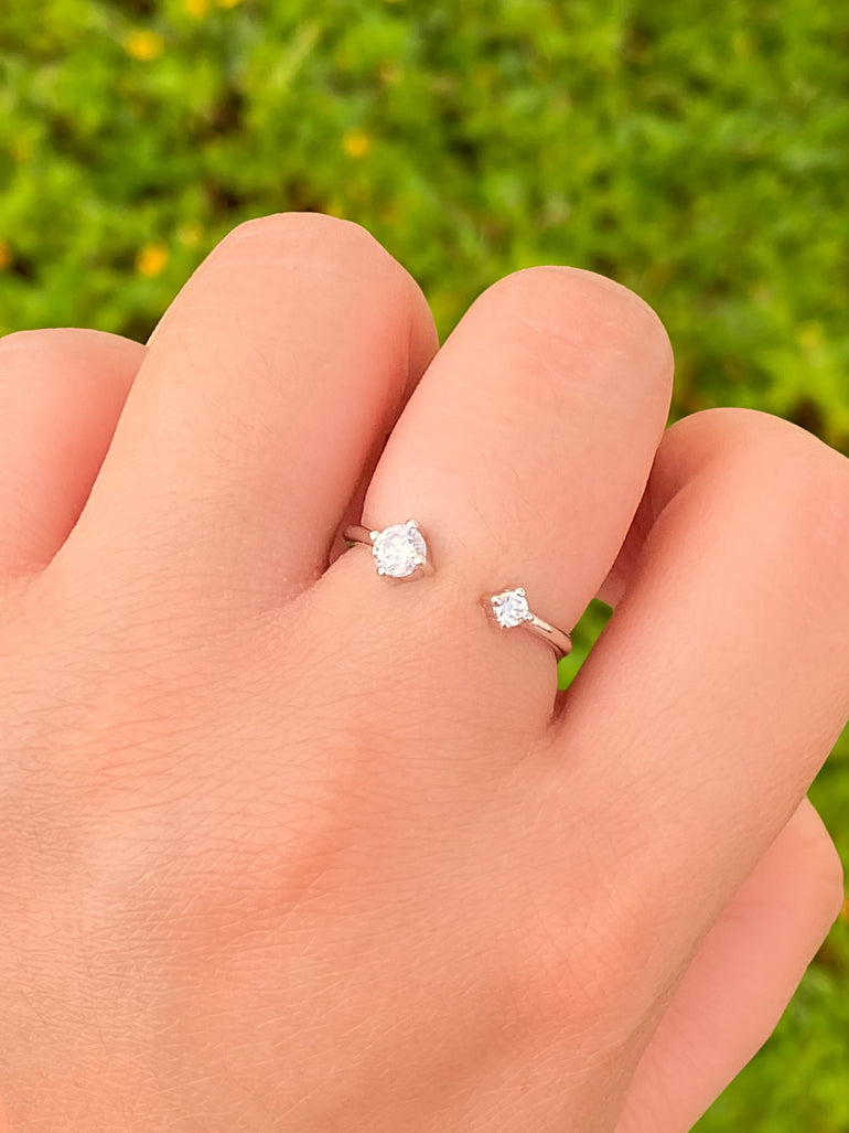 Anillo Plateado Abierto Dos Zirconias