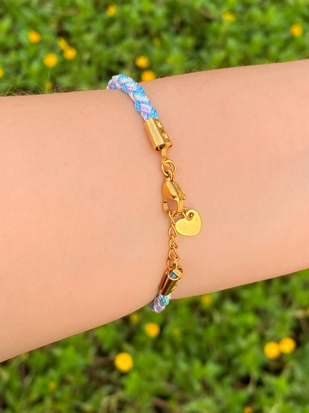 Pulsera Celeste y Azul Con Dije Manzana, Palmera