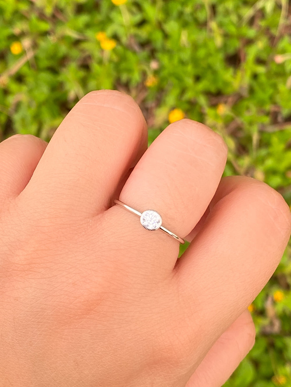 Anillo Con Zirconia Central Bisel