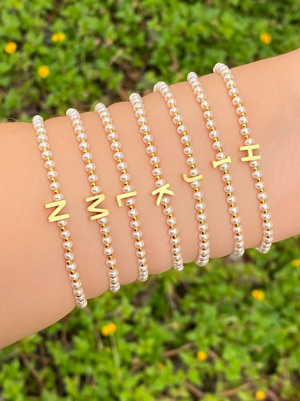Pulsera Inicial Con Perlitas y Bolitas Doradas