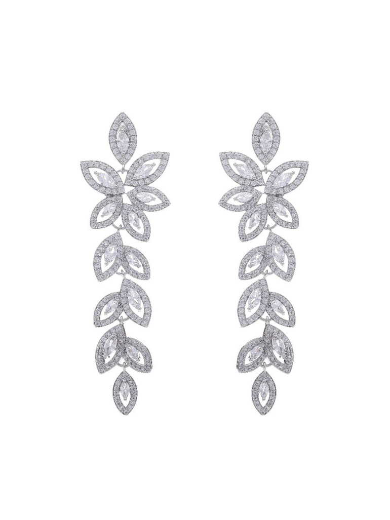 Par Aretes Plateados Flor con Zirconias