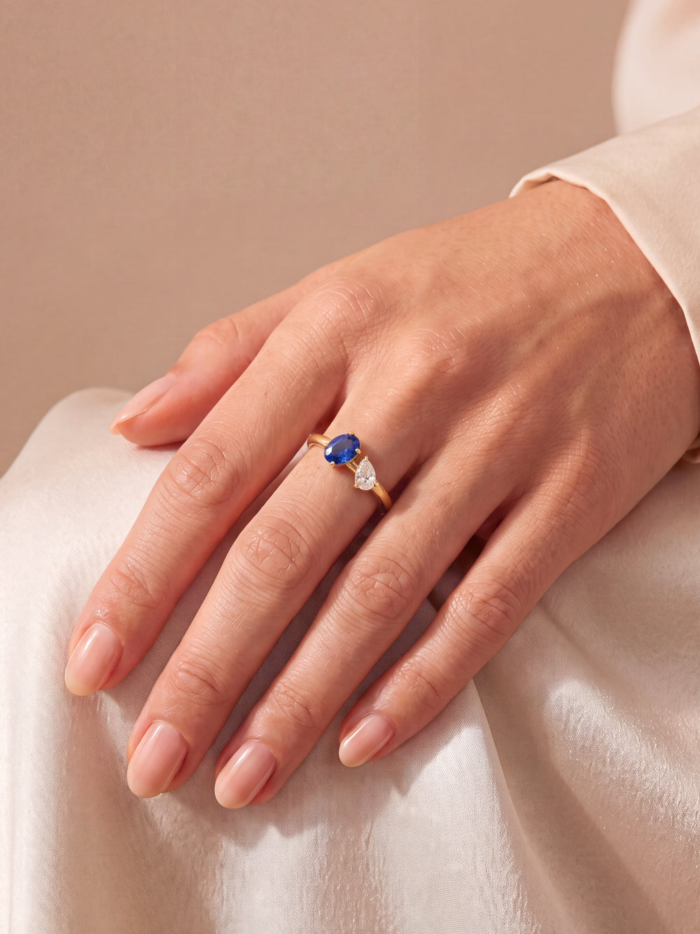 Anillo Con Zirconia Ovalada Y Gota