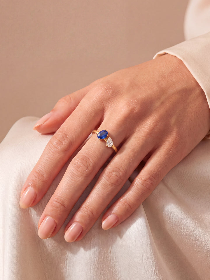 Anillo Con Zirconia Ovalada Y Gota