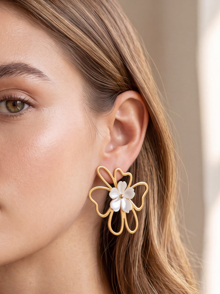 Par Arete Contorno Irregular Flor Blanca