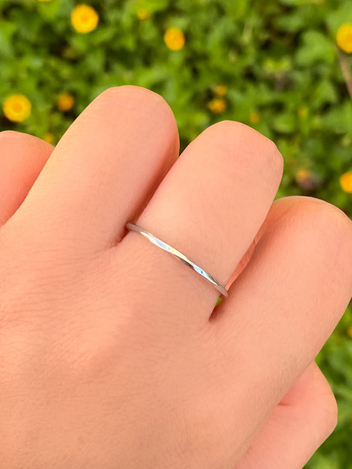Anillo Delgado Torcido Ajustable