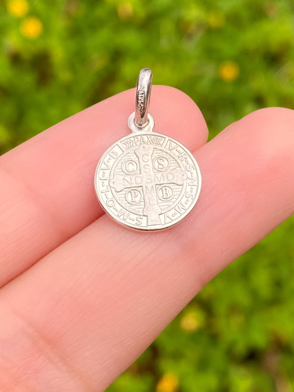 Dije Redondo San Benito 15 mm Oro 14k
