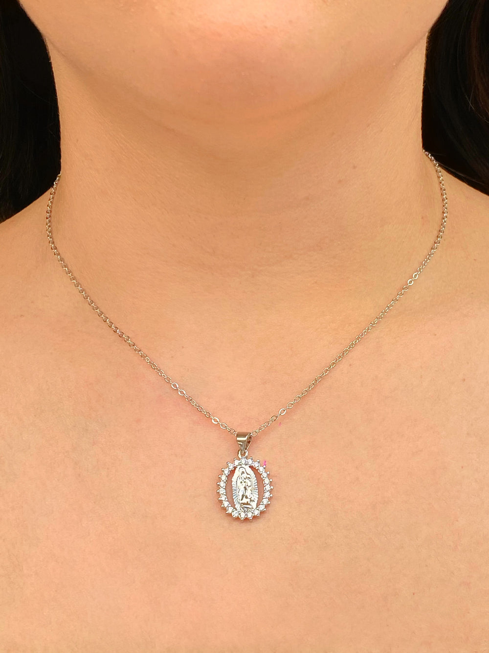 Collar Virgen Con Contorno Zirconias