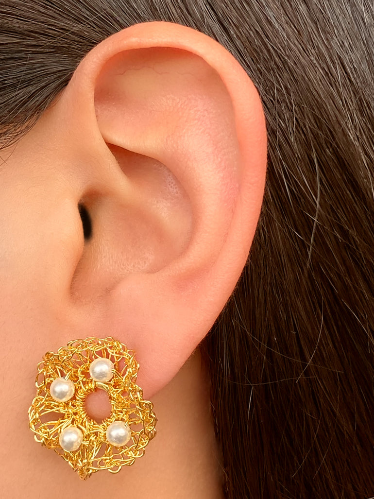 Par Arete Mini Flor Con Cuatro Perlas