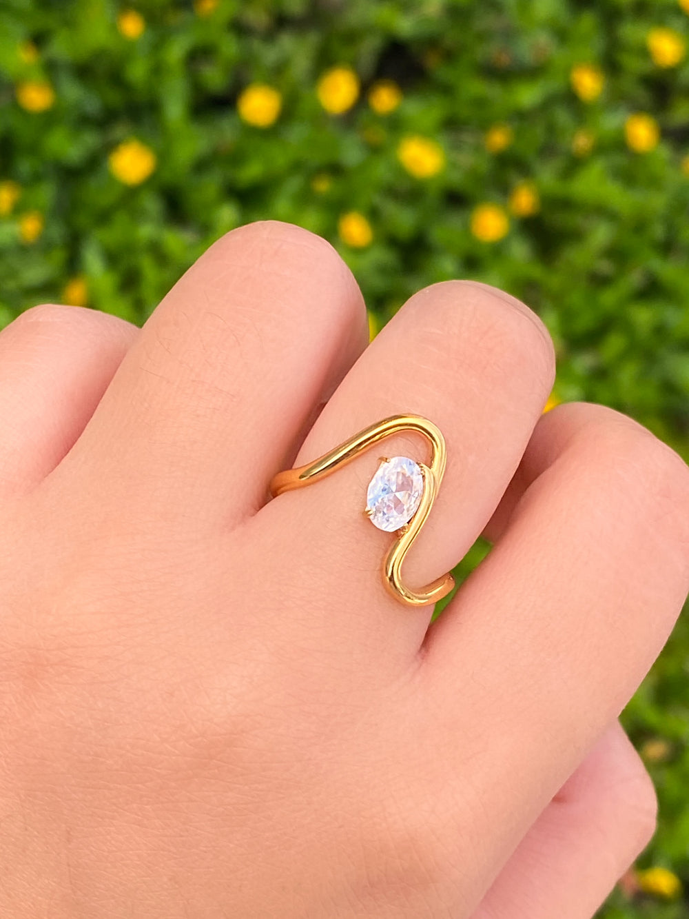 Anillo Curveado Con Zirconia Ovalada