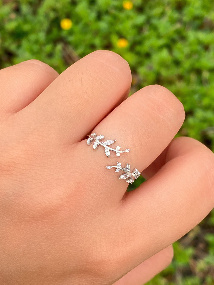 Anillo Delgado Con Hojas Zirconias