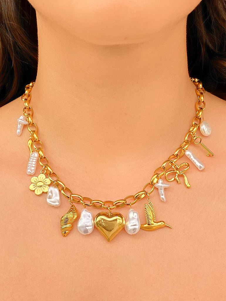 Collar Eslabones Con Dijes Corazon, Perla, Flor y Caracol