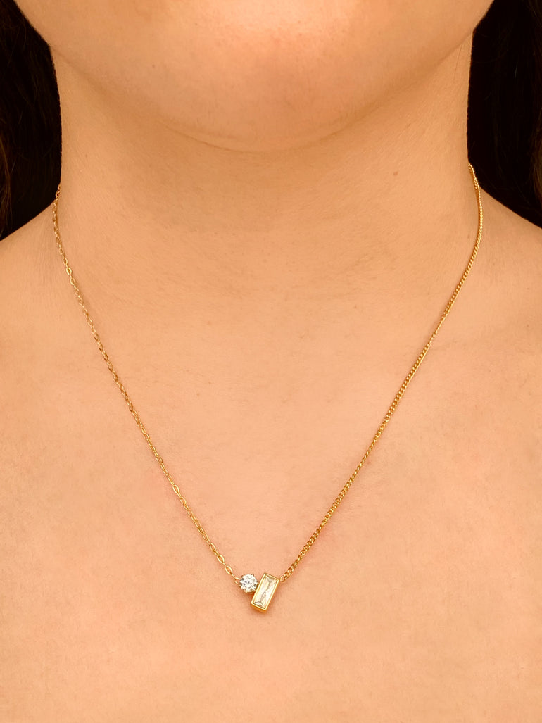 Collar Con Dije Rectangular Y Zirconia Redonda
