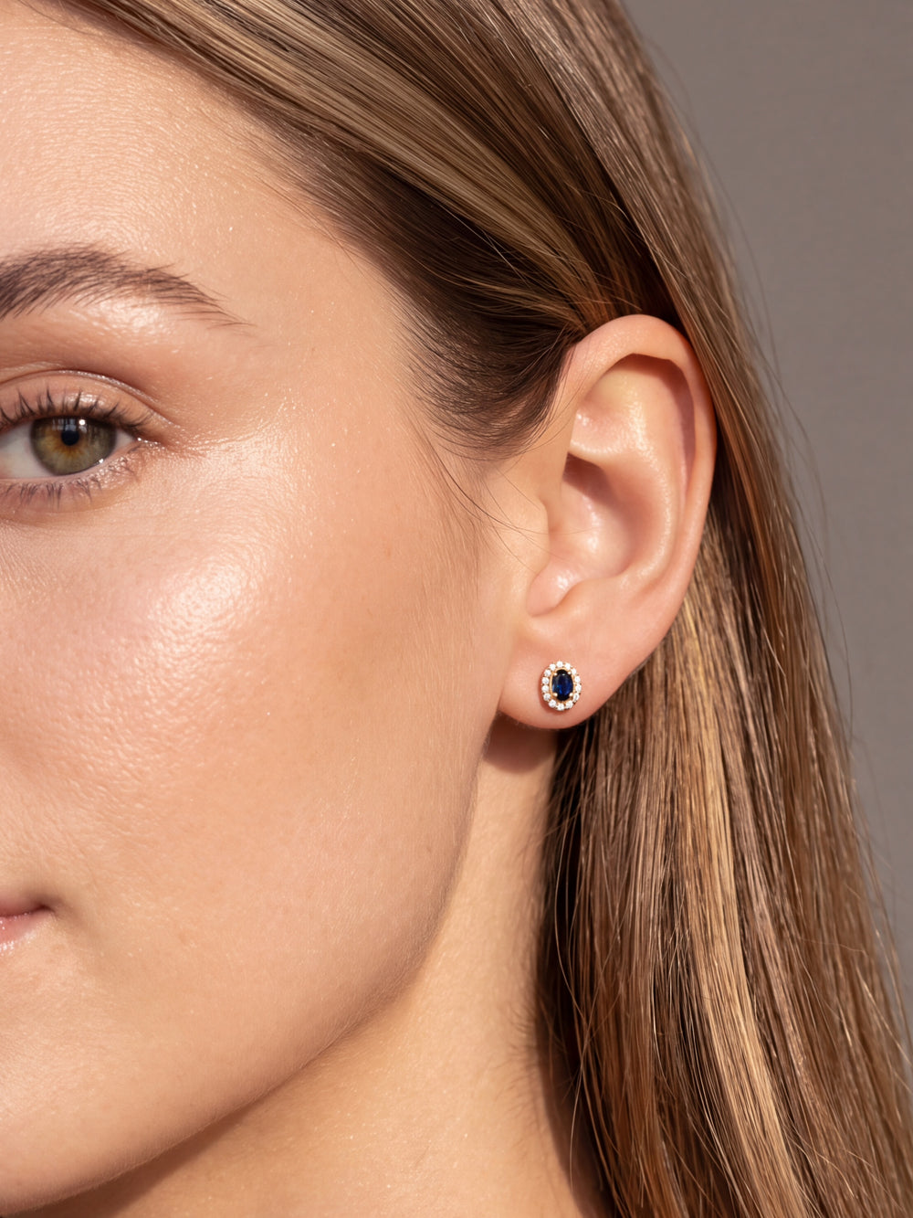 Par Arete Mini Zafiro Corte Oval Con Halo De Diamantes 0.24 CTTW