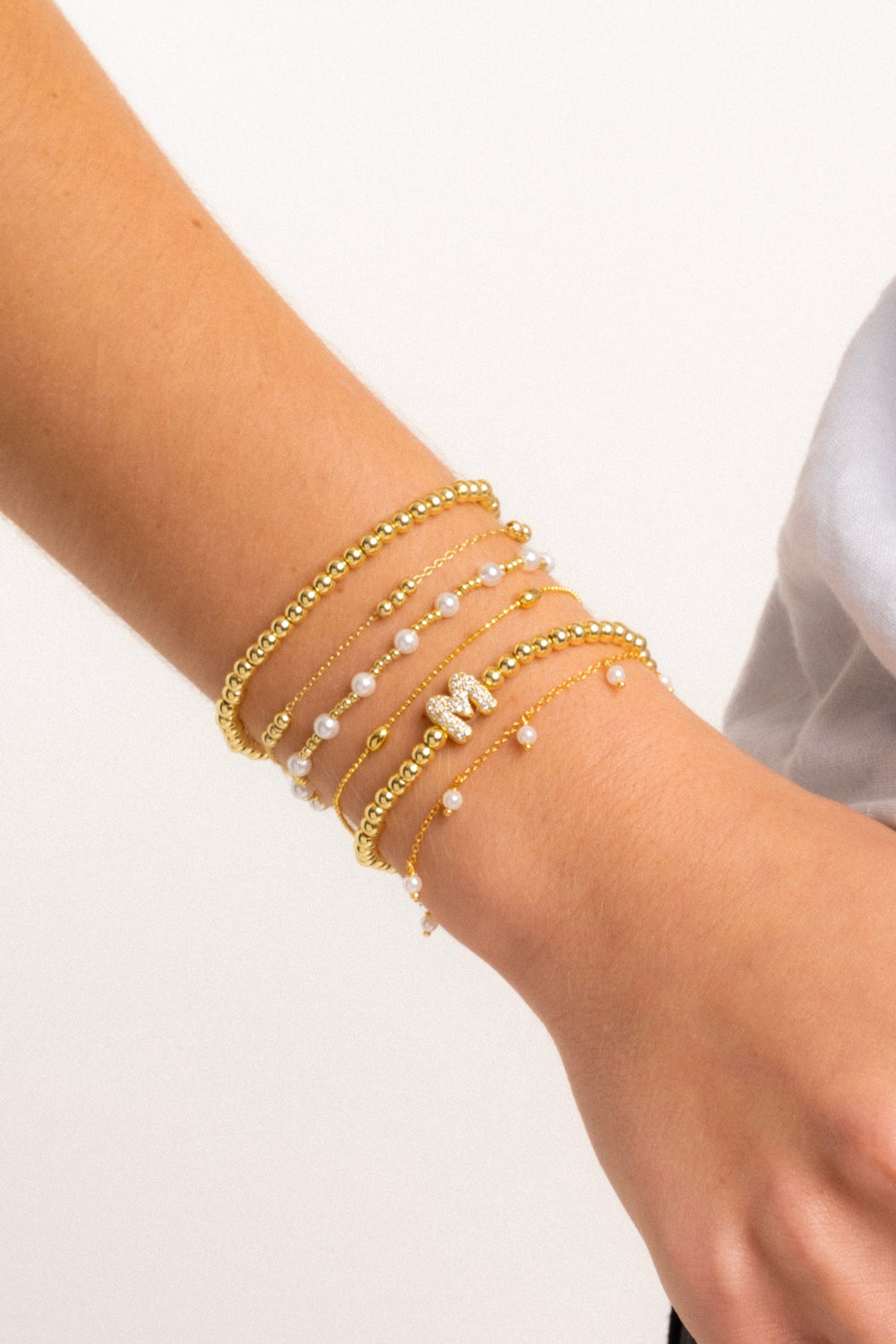 Pulsera Dorada Con Inicial Mini Bubble Zirconia