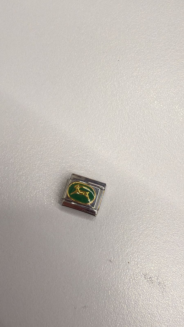NUEVO charm cabra con fondo verde