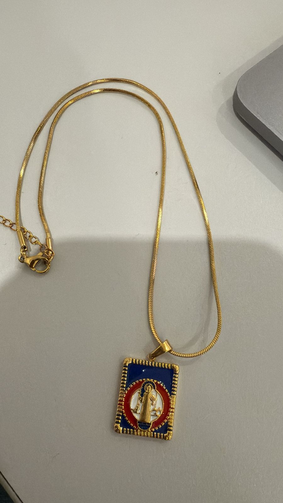 Collar Con Dije Cuadrado San Benito Azul y Rojo
