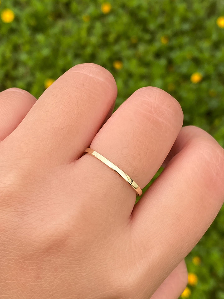 Anillo Liso Con Torcedura Oro 10K