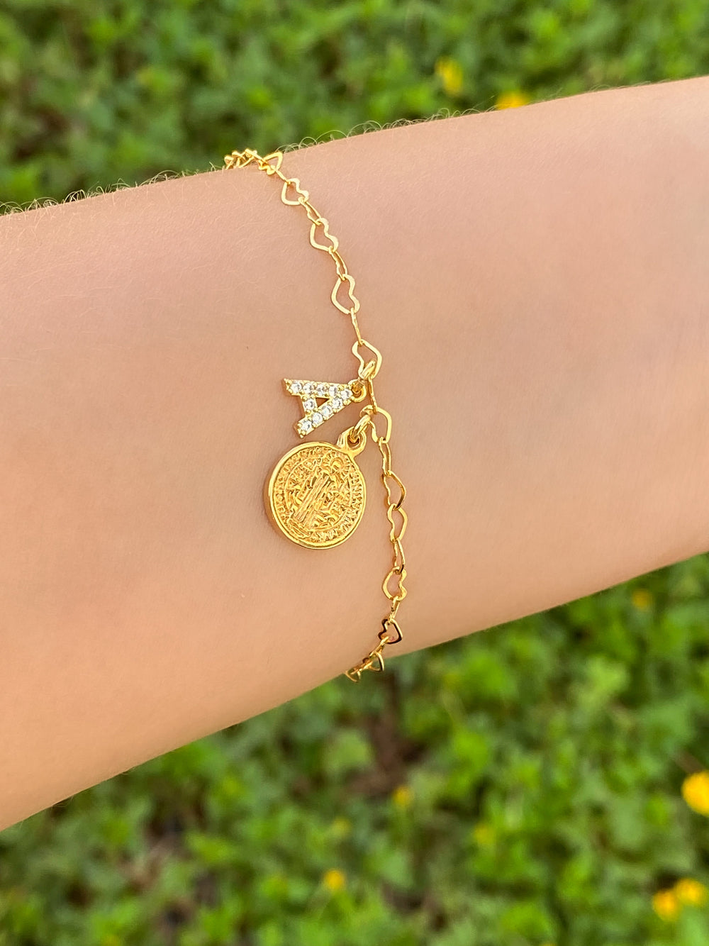 Pulsera Cadena Corazones Con Inicial y San Benito