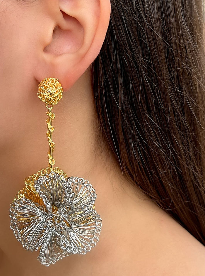 Par Arete Flor Dorado y Plateado.