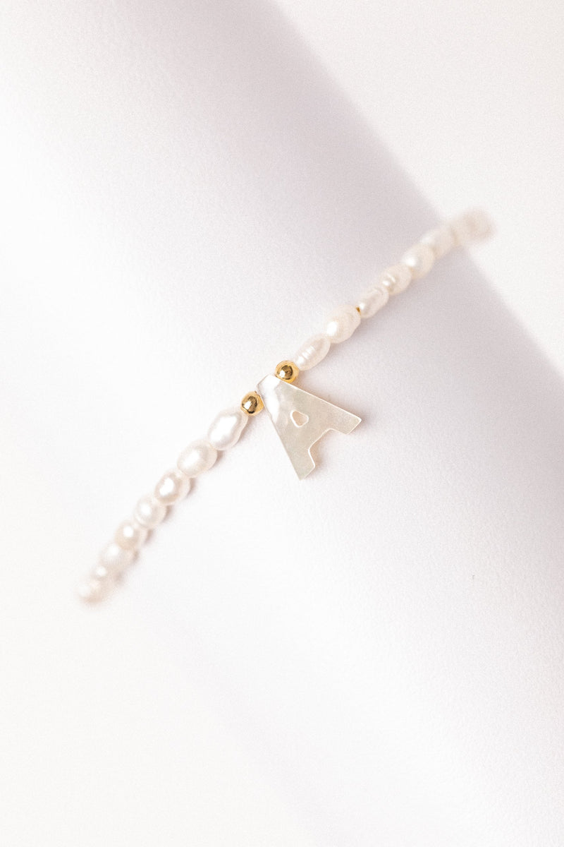 Pulsera Perlitas con Inicial Madre Perla