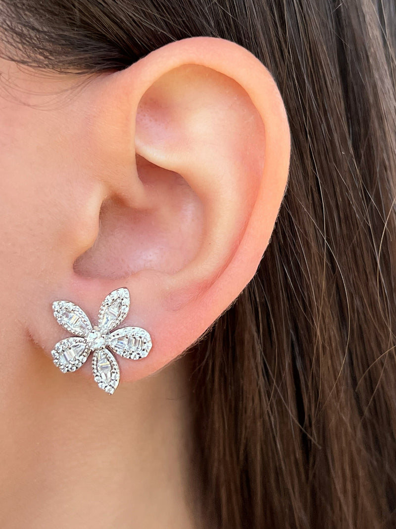 Par Flor Doble con Petalos y Zirconias Plateado