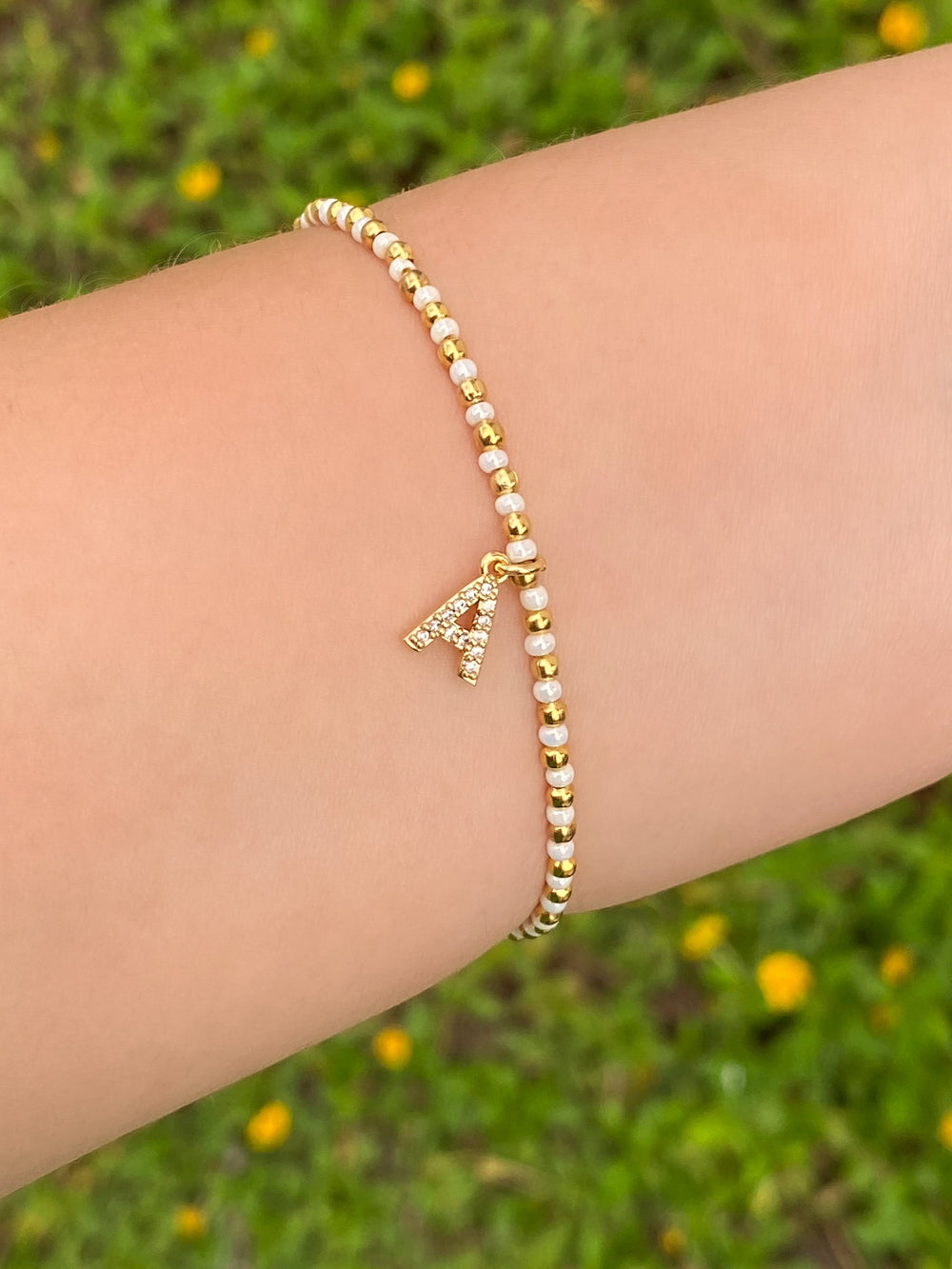 Pulsera Inicial Blanco y Dorado