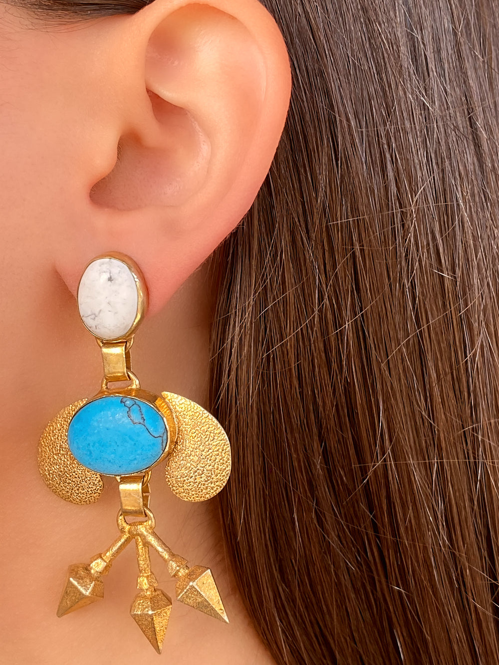 COLECCION INDIA PAR PIEDRA TURQUESA/BLANCA TRES PICOS DORADO