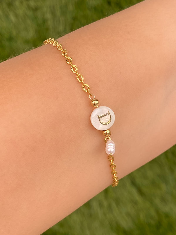 Pulsera Dorada con Inicial Perla