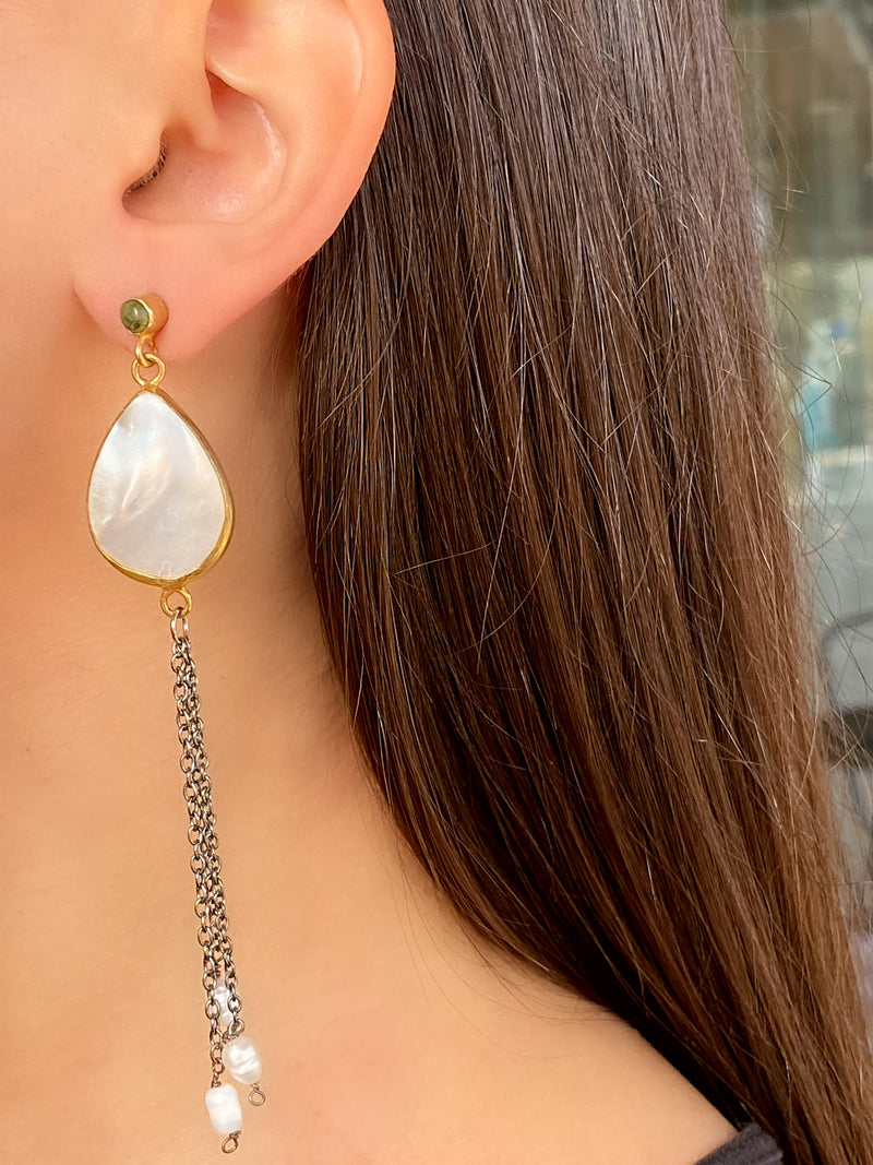 Par Arete Perla Madre con Cadena Plateada