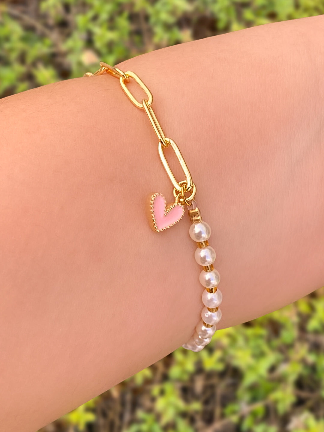 Pulsera Mitad Perlas y Cadena con Corazón Rosa