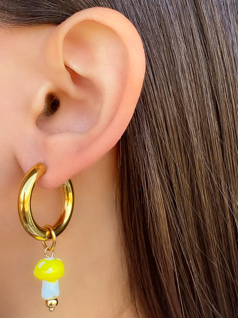 Par Arracadas con Dije Honguito Amarillo